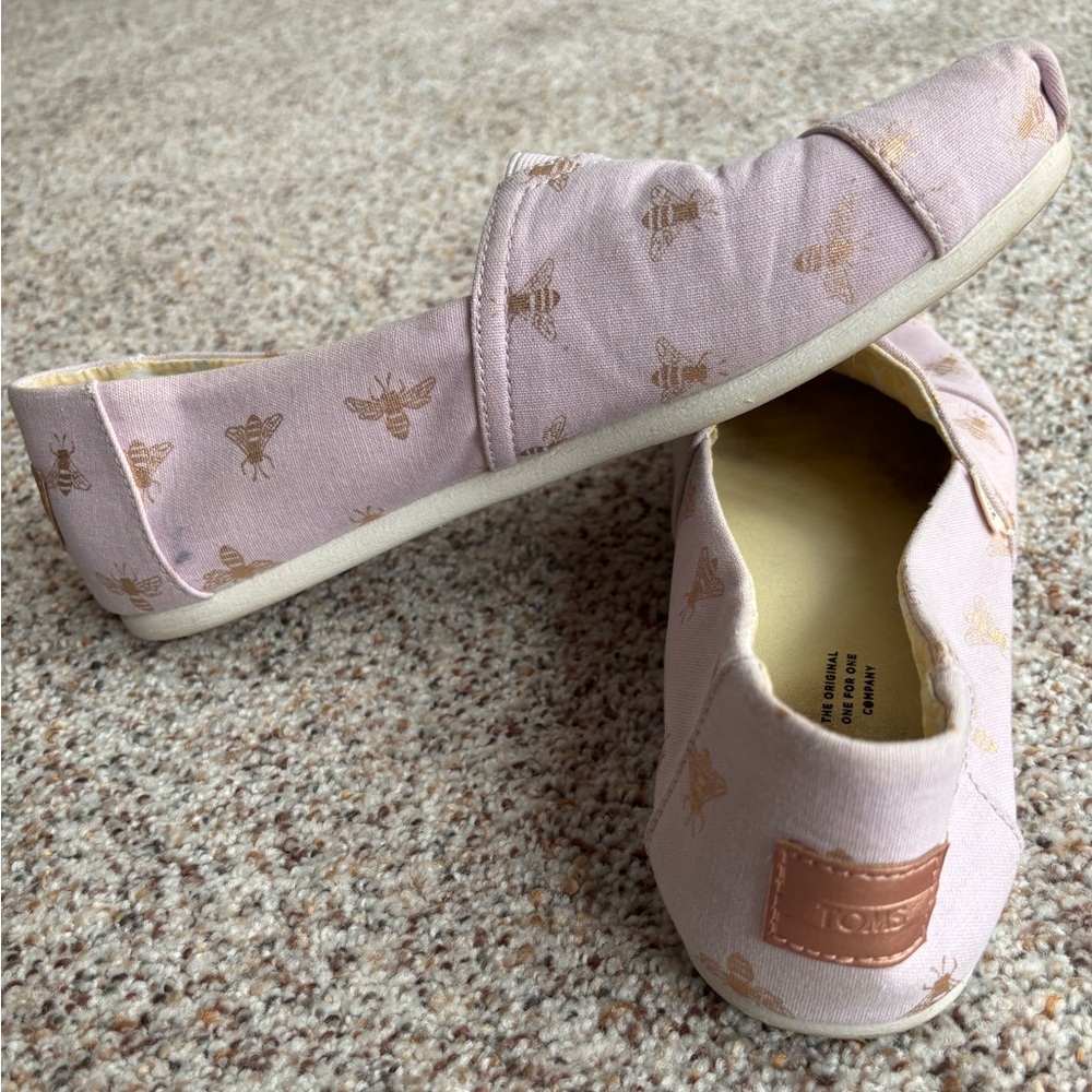 TOMS Kids Slippers in Pink with Gold Bee Design